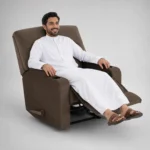 رجل يجلس علي كرسي استرخاء مكتبي