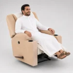 رجل يجلس كرسي استرخاء مع مسند قدم